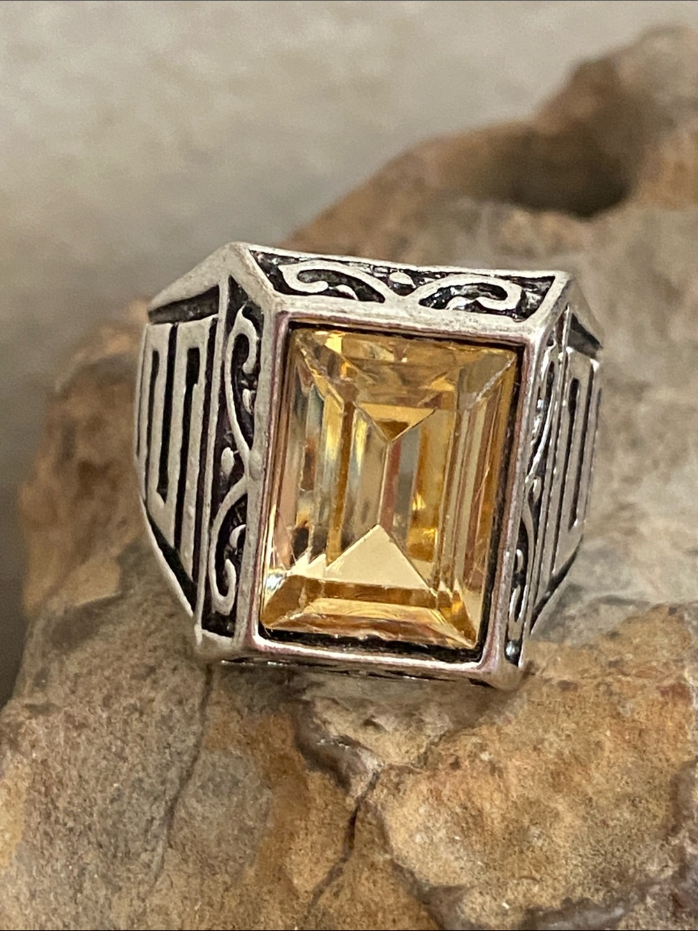 5/$10❤️❤️❤️NEW Silver Tone Zinc Alloy Yellow Acrylic Faceted Cabochon Ring